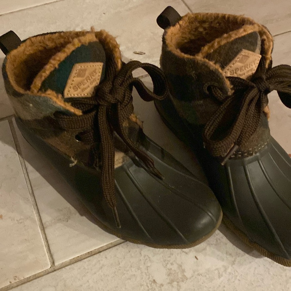 Sperry low cut boots very cute